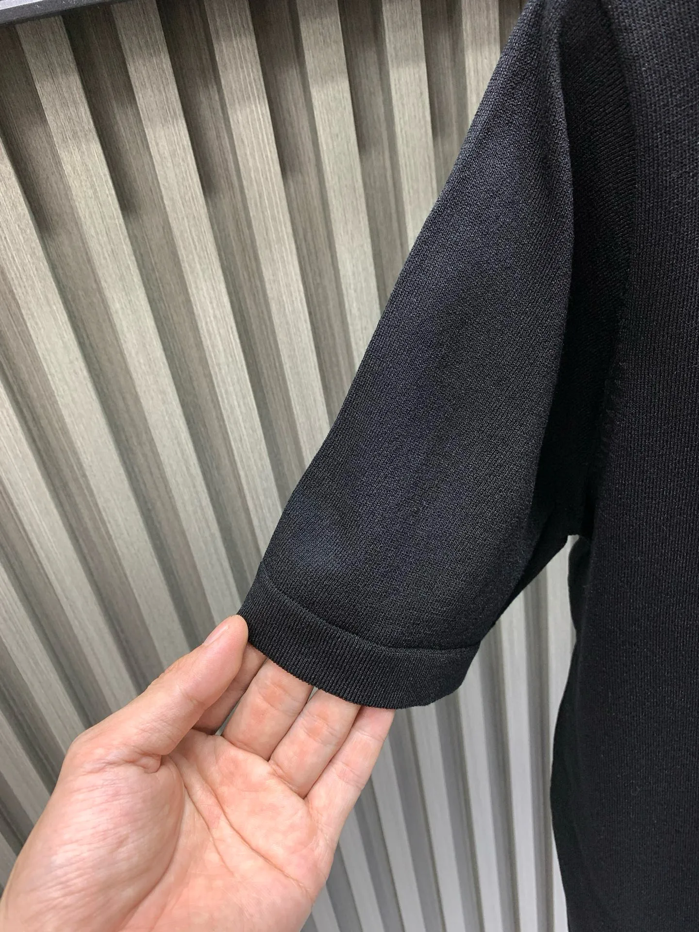 🅿️270 🀄️ louisvuitton Louis Vuitton lv2025ss new embroidered logo couple casual polo shirt short-sleeved T-shirt. The counter restores the top replica. The style is very good for business commuting. Classic polo lapel design. Classic LV letter slogan on the chest. Pin embroidery design highlights personality and makes the entire line smoother. The most classic evergreen small label design. Exquisite embroidered logo design on the chest. Pure cotton texture, skin-friendly and comfortable. Suitable for both business and leisure. Pique cotton fabric is more breathable and drier than ordinary knitted fabric. 3D three-dimensional tailoring technology. The upper body has a three-dimensional shape. The embroidery on the chest is full of details. Thousand needle embroidery is three-dimensional and full. Made of 300 grams of cotton pique cotton fabric. Customized buttons. Top quality products.